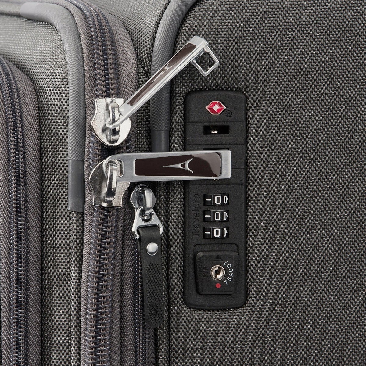 Platinum® Elite Large Check-In Spinner